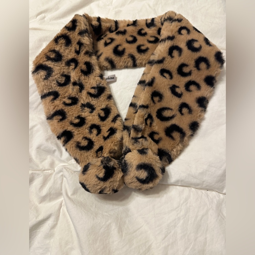 Leopard Print Faux Fur Pull-Thru Scarf - NWOT